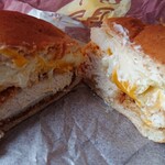 ケンタッキーフライドチキン - 断面（左：月見チーズフィレ、右：月見チーズ和風カツ）