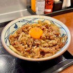 丸亀製麺 - 焼きたて肉うどん 並(冷)(生玉子)