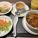 Taikan Sou - 和洋中バイキング:ラーメンは醤油、味噌、塩、フカヒレの４種、写真は醤油、その場で調理で熱〜いスープで美味しい。