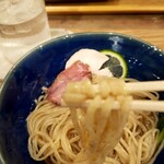 つけ麺・らぁ麺 やまこう - 昆布水つけ麺麺リフト（ちょっと酔っ払ってる？）