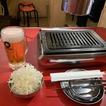 大衆ホルモン肉力屋 - お通しのキャベツ盛りと中ジョッキ