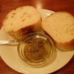 ヴィット・デ・ウィット - お通し（無料）のバケットとアンチョビソース