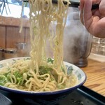 中華蕎麦 春馬 - 中太ちぢれ麺をリフトUP⤴️