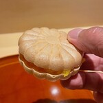 銀座 しのはら - フォアグラとマンゴーとパッションフルーツの最中