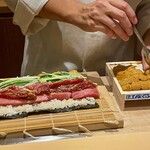 銀座 しのはら - 太巻き製作中