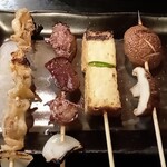 Sengoku Yakitori Ieyasu - (左から)皮、ハツ、厚揚げ、しいたけ