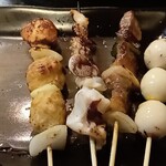 Sengoku Yakitori Ieyasu - (左から)肉だんご、いか足、牛バラ、うずら卵