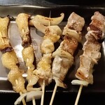 Sengoku Yakitori Ieyasu - (左から)皮2、やげん軟骨、豚バラ2