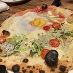 CIROMBO MARINA - 今日のおすすめピザ（しらすと柚子胡椒のオイルベース）＆ビスマルク（トマトベースに玉子がのる）のハーフ＆ハーフ！オイル系とトマト系も一緒にしてもらえるので、贅沢できました。