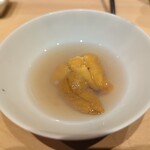 すし 良月 - 鮑の出汁にウニを浮かべたいちご煮風料理