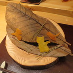 神保町 傳 - 鴨ハンバーグ朴葉焼き 銀杏1