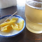 ぢゃんぼ餅 平田屋 - 冷たいお茶と、たくあん。