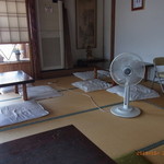 ぢゃんぼ餅 平田屋 - 民家の座敷って感じでした。