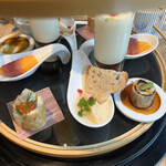 ラウンジ ORIGAMI - 萬幻豚と海苔のルーラード、スモークサーモンとグレープのルーラード、生ハムパパイヤ、蟹と白身魚のプランダート、チェリーモッツァレラとチェリートマトのカプレーゼ、ジャガイモの冷製スープ パリソワール