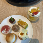 ラウンジ ORIGAMI - アフタヌーンティー８８５５円。グット、フルーツエンボ、ベッシュ、プティマロン、プロフィットロール ジャンジャンブル、タルトレットシトロン、ケイク アナナ マング。呪文です笑