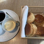 ラウンジ ORIGAMI - アフタヌーンティー８８５５円。プレーン、オレンジピール＆マカデミアンナッツ。あまり得意ではない私が、とても美味しいと感じる逸品です。クロテッドクリームのレベルが高いとお友達の弁です