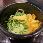 Marugame Seimen - 天かす、ねぎ、おろし生姜は小皿で提供