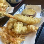 Soba Chuu - 揚げたての天ざる蕎麦の天ぷら　とっても美味しいと妻が言ってます。