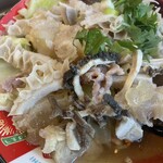 北京ダック専門店 銀座芳亭 - 牛ホルモン盛合せ野菜スープのアップ