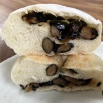 ベルナール - もっちり黒豆パン断面