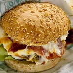 ラッキーピエロ - 「スペシャル生ベーコンエッグバーガー」(616円)です