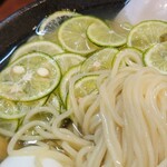 三谷製麺所 - 大量のすだち