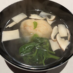 曙橋 かず - おまかせコース７７００円。海老真丈と松茸の清汁。ブータン産の松茸は香りが国産に強く、上手く風味をコントロールされた椀物は、秋を満喫できます