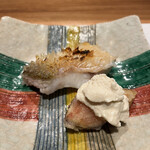 曙橋 かず - おまかせコース７７００円。甘鯛松笠焼き。皮はパリパリ、身はしっとりと、抜群の焼き加減です。付け合わせはイチジクの天ぷら。良き味わいでした