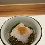 曙橋 かず - おまかせコース７７００円。酢物「鱧焼霜、もずく」。こちらも柔らかい酸味で、鱧、もずくの旨味が良く伝わります