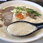 自家製麺 仁 - 泡のある濃厚豚骨スープ。美味い。