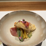 曙橋 かず - おまかせコース７７００円。北寄貝、オクラ、パプリカの酢味噌和え。柔らかな酸味と辛味で、素材の旨味が伝わります。