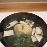 曙橋 かず - おまかせコース７７００円。海老真丈と松茸の清汁。ただでさえ美味しい海老真丈の御碗が、松茸ともピッタリで素晴らしい味わいです