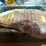 大阪焼肉・ホルモン ふたご - はみ出るカルビ