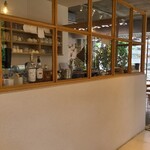 ムッシムパネン - 店内は広めの空間でテーブルの間隔も広め、観葉植物もふんだんにあり、ゆったり寛げます
道路側のテーブル席は打ちっぱなしコンクリートの壁、店内に植えられている観葉植物とややシックながら癒される空間