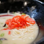 Tonkotsu Ramen Tsukuyomi - 卓上の紅生姜と胡麻を乗せて