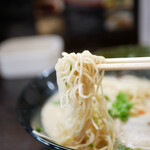 Tonkotsu Ramen Tsukuyomi - 細麺ながら食感もあり、スープを良く含んでいく