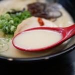 Tonkotsu Ramen Tsukuyomi - 円やかでクリーミーな旨みが心地よく浸透するスープ