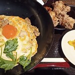 Tori Saku - 親子丼から揚げセット。から揚げ２個で良いから汁物欲しかったわ