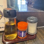 栄屋本店 - テーブルには、酢、一味、胡椒！