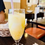 ブッダスパイス - 食後のドリンクはマンゴーラッシーをチョイス