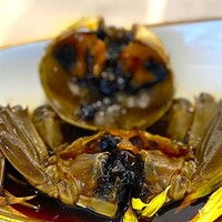 蟹王府 - グロいですねー。 キモいですねー。 でも、これが美食の至高なのです。 2週間かけた味わいは輪郭が明確で、熟成感すら感じます。 この黒いやつがね、ねっとりとベットりと、口腔内に張り付いて極めて官能的です。ただ、僕は、もっとフレッシュでプリッとした酔蟹が好きかな。 もちろん、この季節にこれがいただけることに感謝。