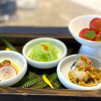 蟹王府 - 前菜のみ、コース料理からいただきました。 多くのみなさんが想像する中華の前菜の範疇です。 特に出色したところはありません。 ただし、十分に美味しいんですよ！？