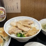 横浜とんとん - チャーシュー丼¥450はご飯の量は半ライスくらい。