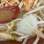 ラーメンガキ大将 - ニンニクオイル投入