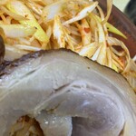 ラーメンガキ大将 - チャーシューと辛ネギ
