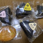 おにぎりの桃太郎 - 鶏そぼろ　食べかけww