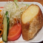 Komeda Ko-Hi-Ten - コメダ珈琲店 ダイワロイネットホテル京橋店 ナポリタンに添えられる、バターが塗られるベイクドバケットとサラダ