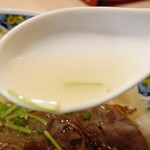 蘭州牛肉拉面 - “スープ”は、お店からは“牛骨や牛に肉を十種類以上のスパイスと一緒に長時間煮込んで作られたもの”と解説されています。