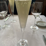 ラ・ブランシュ - 暑い中の一杯目目シャンパンﾋｬｯｺｲ