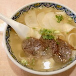 蘭州牛肉拉面 - “蘭州牛肉麺”、透明な“スープ”に、薄切り“牛肉”が３枚、半月切りされた“大根“４枚、”パクチー“、”ゴマ“が入っています。